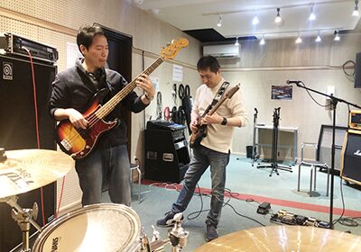 バンド仲間と音合わせ