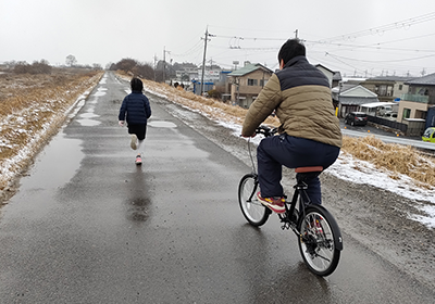 マラソン練習に自転車で付き添い