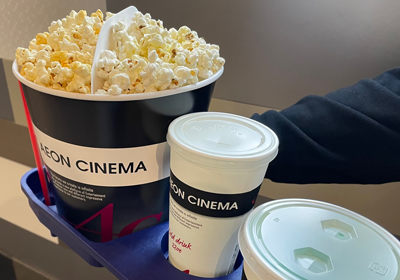 ポップコーンを食べながら好きな映画を見るのが楽しみです。