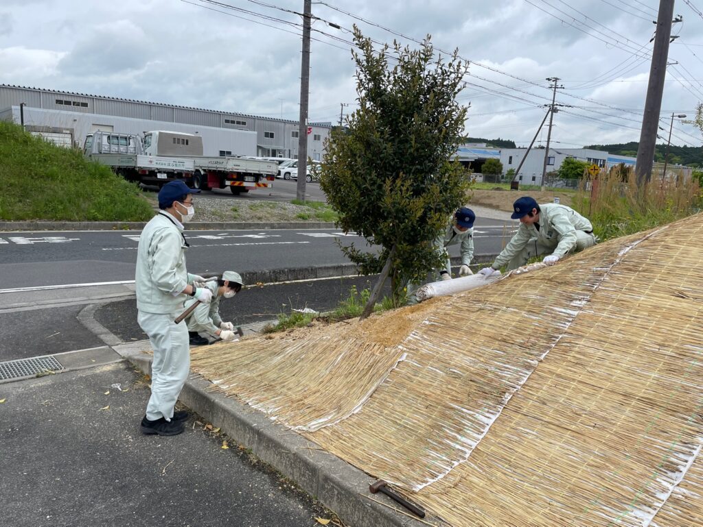 ペグでしっかりワラシートを固定